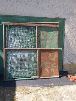 Masívna brána s bránkou