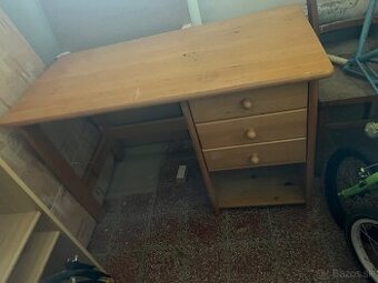 Pisaci stolik masivny