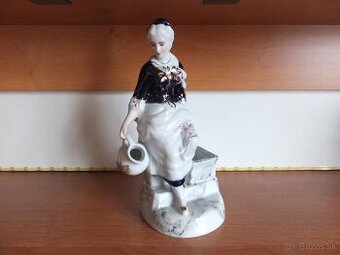 Starožitná socha, dáma se džbánem zn. Janina Dikolenko.