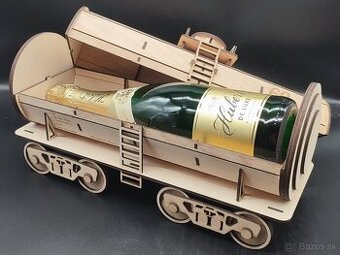 Drevený železničný vagón na fľašu