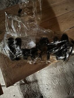 Predám kľukový hriadeľ 06A105021