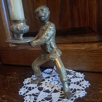 Starožitný bohato zdobený mosadzný svietnik