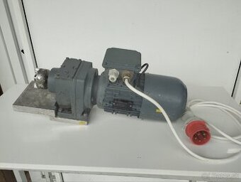 Elektromotor s prevodovkou
