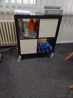 Policový diel s dvierkami