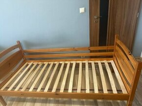 Drevená posteľ s dreveným roštom a matracom