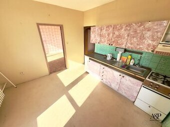 NA PREDAJ VEĽKÝ 3 IZB. BYT S LOGGIOU, 76M2, UL., JEDNORADOVÁ