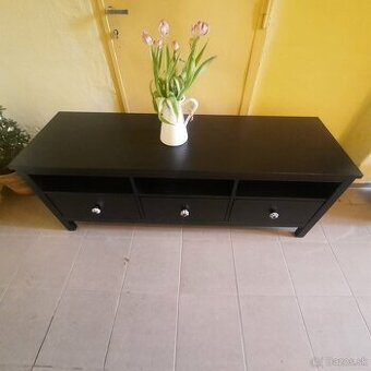 Predam stolik pod tv - Ikea Hemnes.