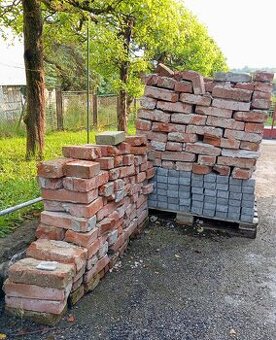 Darujem starú tehlu