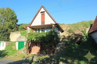 Murovaná chata s elektrinou a úžitkovou vodou na okraji obce - 1