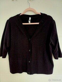 Dámsky tmavý kratší sveter