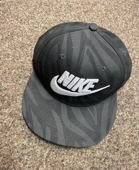 Šiltovky Nike a New Era