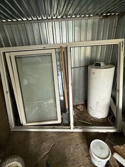 Plastové okno 250x154 so žaluziami.