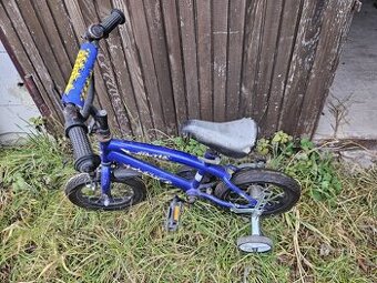 Detsky bicykel s pomocnymi kolieskami