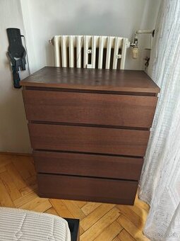 Komóda IKEA.
