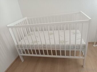 Biela postielka s výbavou