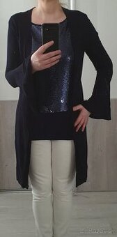 Modrý top a kardigán