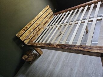 Masivna manželská postel