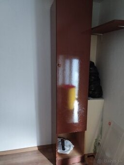 Skriňa policová s dvierkami