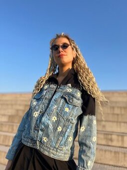 Upcyklovaná dámska mikina s rifľovou bundou