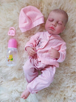 Realistická bábika