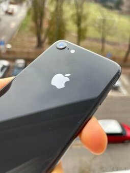iPhone 8 256 GB - čierna - 75% battery life