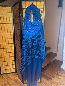 Spoločenské asymetrické šaty