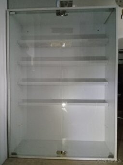 presklená vitrína do predajne obchodu vystavenie tovaru