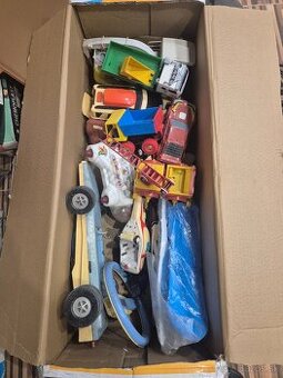 Predam krabicu plnu hraciek