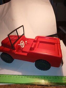 Staré plastové auto jeep