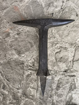 Kovadlina kováčske kliešte ,náradie, ,sekera,nebožiec