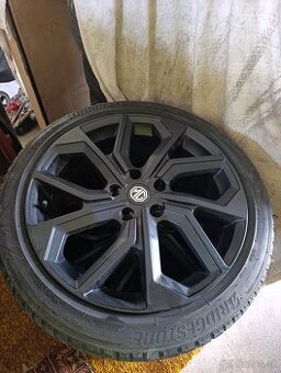 5x120,r19-8,5J,et50,235-45-Bridgestone-2021-čierne