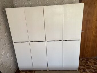 2 biele šatníkové skrine 189x90x61 vrátane príslušenstva