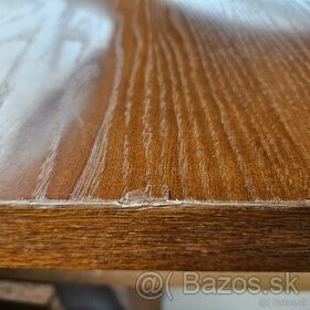 Stôl z tvrdého dreva