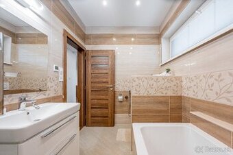 Štýlový tehlový bungalov, Perín, zástavba novostavieb