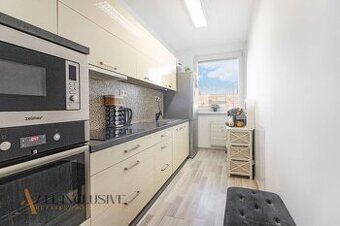 ALL INCLUSIVE | NA PREDAJ 3-IZBOVÝ BYT S LOGIOU A PIVNICOU,
