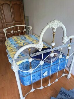 Antik kovová posteľ s mosadznými,porcelánovými detail.