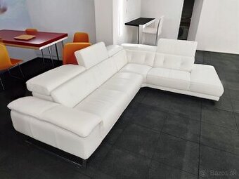 Biely kožený gauč v tvare L