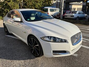 Jaguár XF