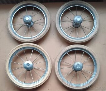 Starý kočík, kolieska, blatníky