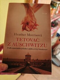 Heather Morrisová 
TETOVAČ 
Z AUSCHWITZU