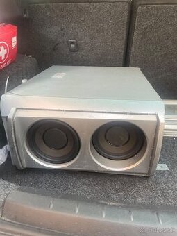 Subwoofer so zosilňovačom do auta