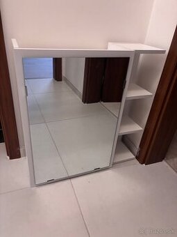 Skrinka nad umyvadlo so zrkadlom