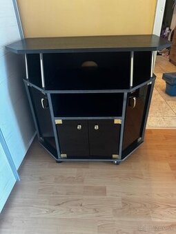 Stolík pod televízor