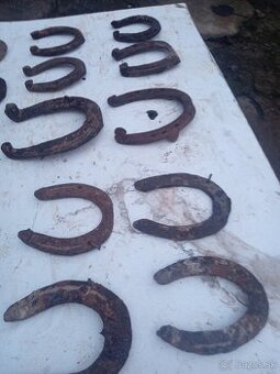 Kus 1e.podkovy pánty.taniere