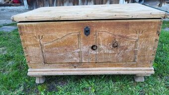 Staré drevené truhly + ďalšie starožitnosti