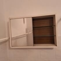 Retro závesná zrkadlová skrinka do kúpeľne - 1