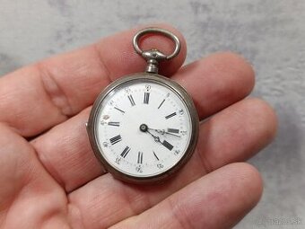 Pánské stříbrné kapesní hodinky, vzadu gravírované, rok 1885