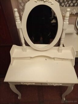 Predavam stolik na kozmetiku