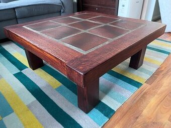 Robustny konferencny stol hnedy z dreva a kameniny