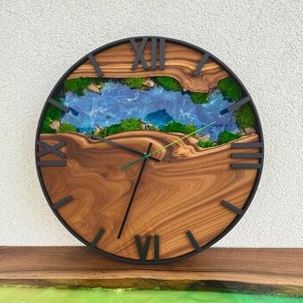 Machove hodiny s drevom a epoxidom 40cm priemer